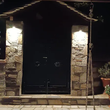 Mesonisi Maisonette بيت للعطل