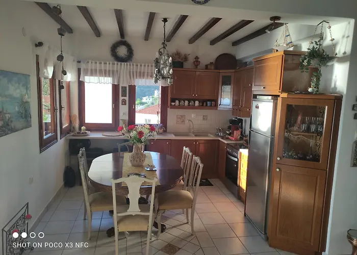 Mesonisi Maisonette * أفيسوس