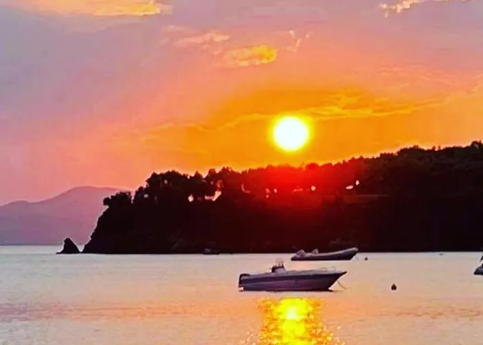 Mesonisi Maisonette بيت للعطل